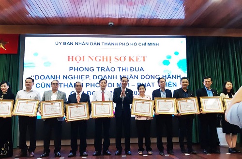 Ông Đinh Hồng Kỳ vinh dự đón nhận bằng khen của UBND TP Hồ Chí Minh